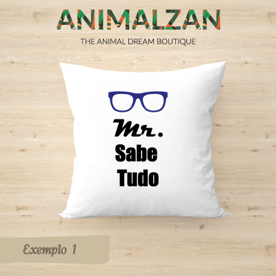 Almofada branca com texto e óculos azuis em fundo de madeira