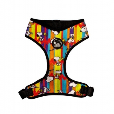 Peitoral para cão colorido com estampado de cães e listras verticais