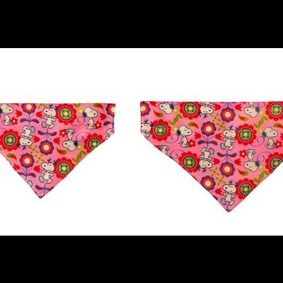 Dois lenços florais coloridos em fundo rosa