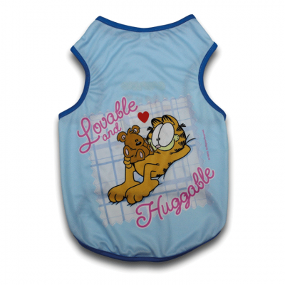 Camisola azul claro para cão com estampa do Garfield segurando um urso de peluche e textos em rosa.