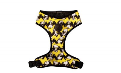 Peitoral para cão amarelo com padrão de fantasmas e tiras pretas ajustáveis