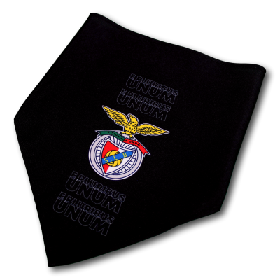 Máscara preta com logótipo do SL Benfica bordado e texto 'E PLURIBUS UNUM'