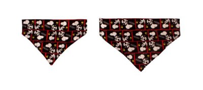 Bandanas para animais com padrão de personagens em fundo preto