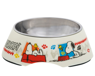Taça para animais com decoração de Snoopy e Woodstock, patas coloridas, e o nome SNOOPY