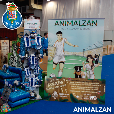 Exposição de acessórios para cães da loja Animalzan com painel publicitário e produtos em exposição