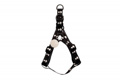 Peitoral para cão preto com padrão de ossos brancos em fundo branco