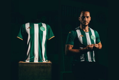 Camisola de futebol verde e branca com logotipos Kappa e AF, mostrada num manequim e vestida por um homem