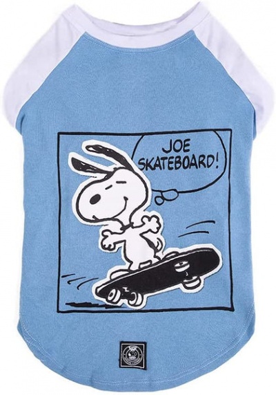 Camisola azul e branca com estampa de cão a andar de skate e texto 'JOE SKATEBOARD!'