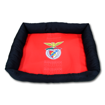 Cama para cães vermelha com bordas pretas e emblema do SL Benfica no centro