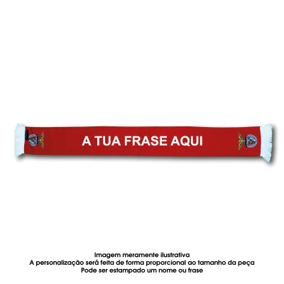 Cachecol vermelho com texto branco 'A TUA FRASE AQUI' e franjas brancas nas extremidades