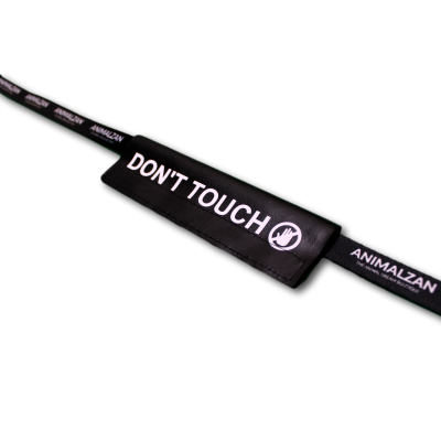 Correia preta com etiqueta 'DON'T TOUCH' e texto 'ANIMALZAN'
