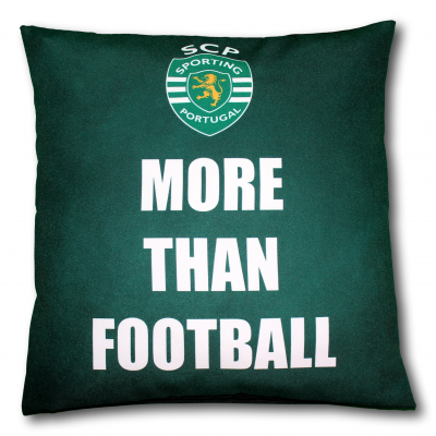 Almofada verde do Sporting com texto branco 'MORE THAN FOOTBALL'