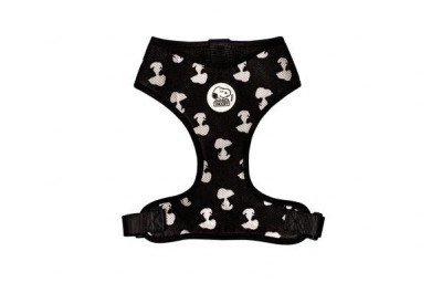 Peitoral para cão preto com padrão branco de Snoopy e emblema central redondo