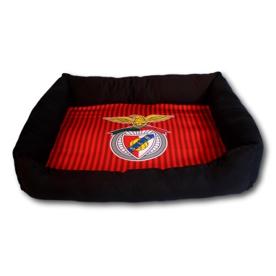 Cama para animal de estimação preta com base vermelha listrada e emblema colorido