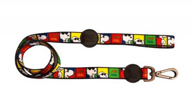 Trela para cão colorida com padrão de quadrados e desenhos de cão com óculos