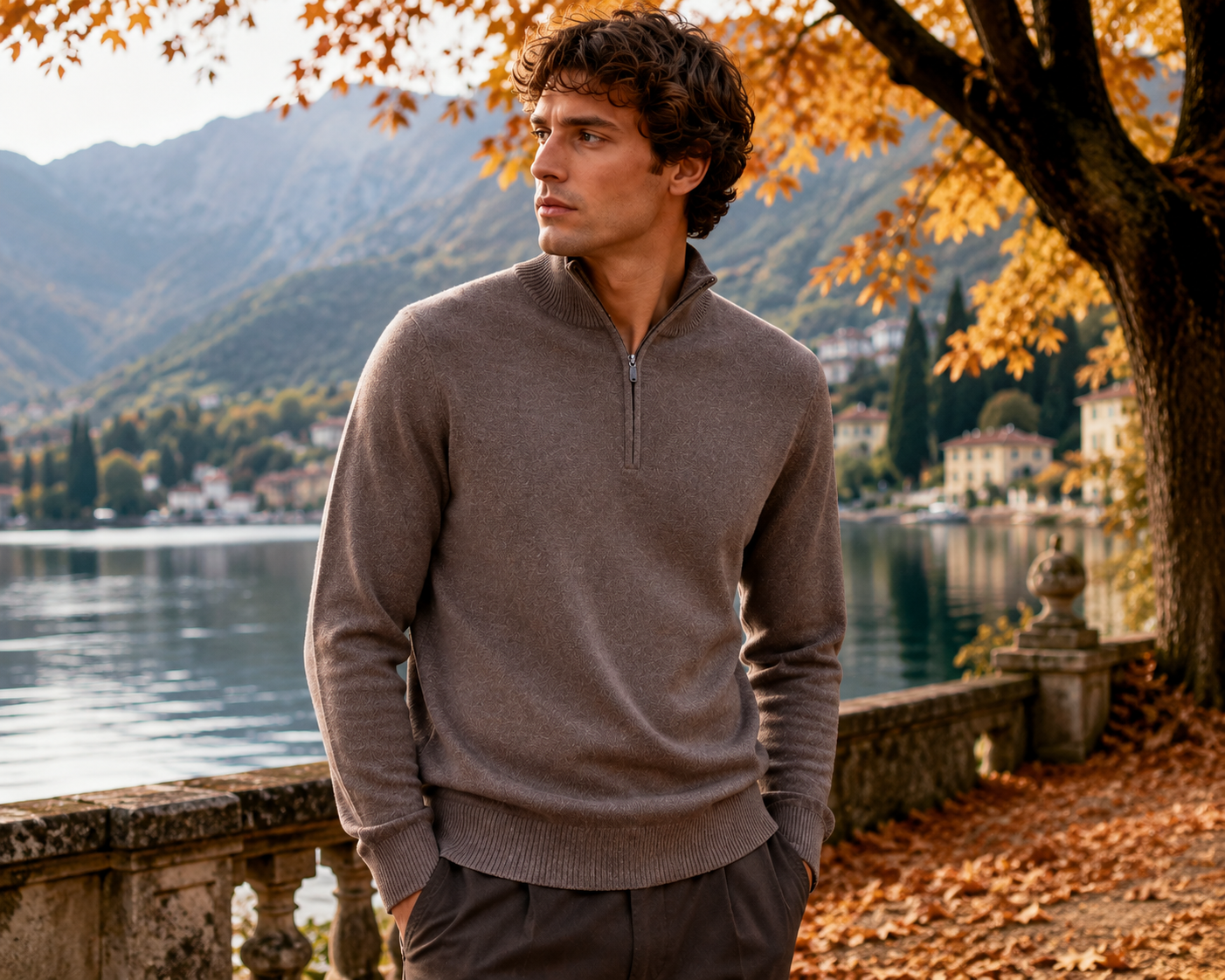 Brunello Cucinelli Half-zip Sweater i Cashmere – Brun Homem com camisola castanha de malha junto a lago e árvores de outono