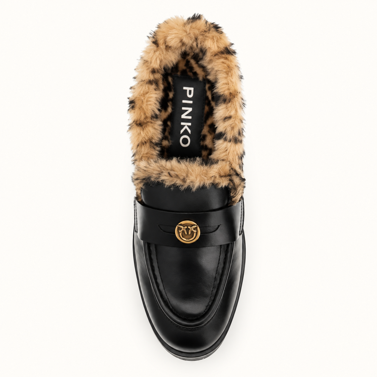 Nora Mules i Sort Kalveskind Sapato tipo loafer em pele preta com forro de pelo castanho claro e preto, ornamento dourado e etiqueta PINKO