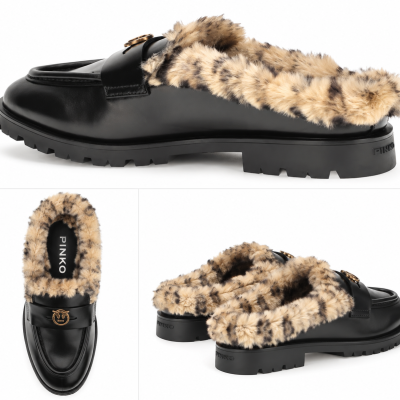 Sapato mocassim preto com pelo sintético castanho claro e escuro e detalhe metálico dourado.