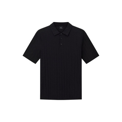 Polo preto de manga curta com padrão texturizado e gola com botões