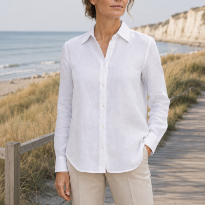 Camisa branca de linho de mulher junto à praia
