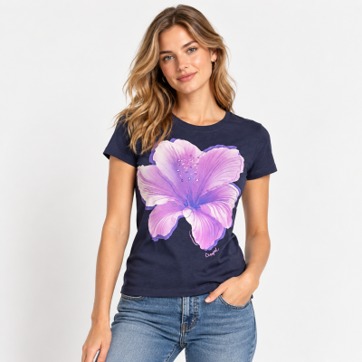T-shirt azul escuro com grande estampa de flor roxa e calças jeans azuis.
