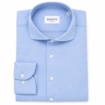 Camisa azul clara dobrada com etiqueta BAGUTTA