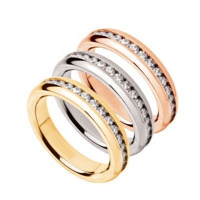 Três anéis de ouro com pedras alinhadas no centro em amarelo, branco e rosa