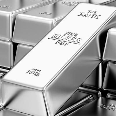Barras de prata finas gravadas empilhadas