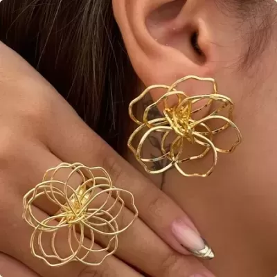 Brincos e anel dourados em forma de flores abstratas de arame metálico