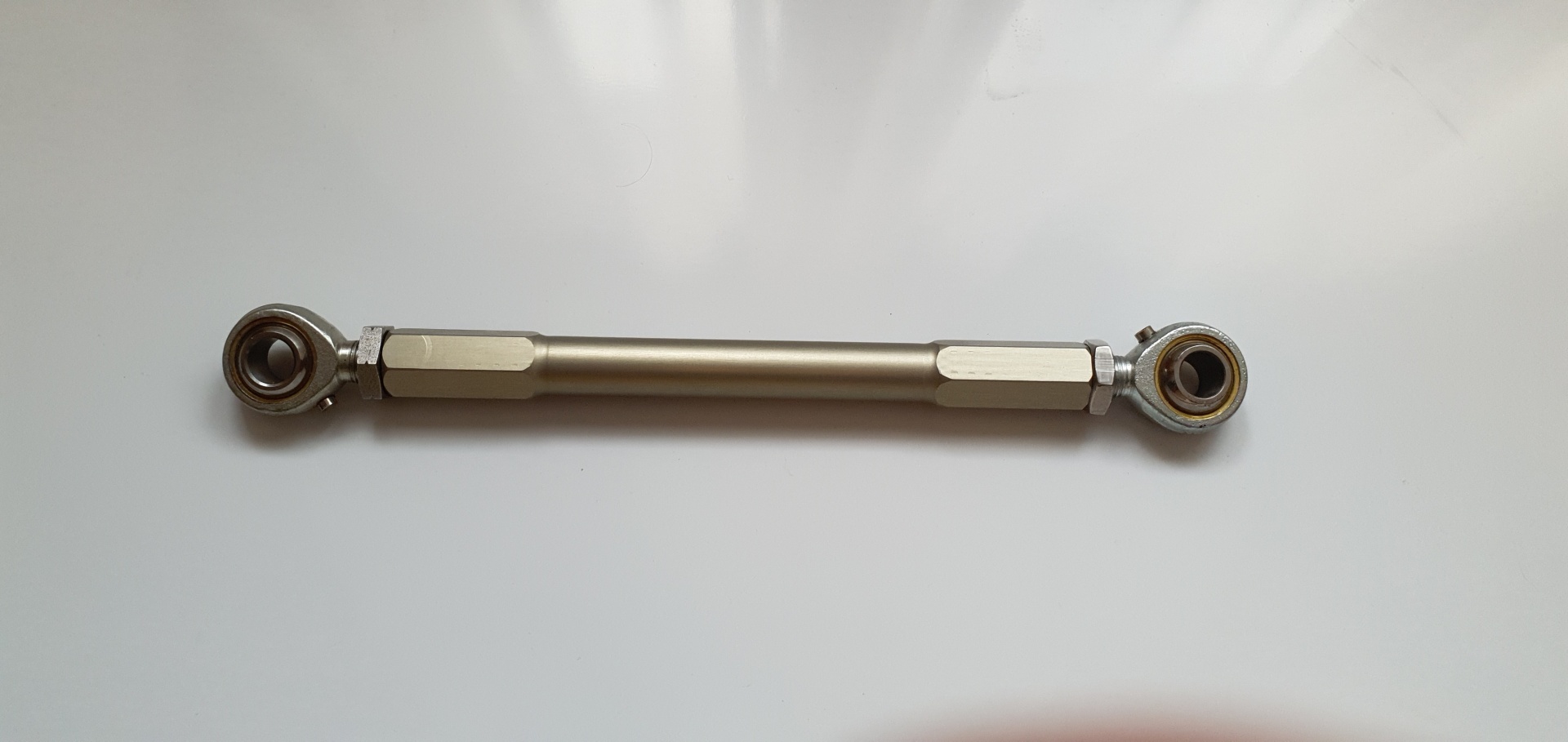 barra metálica ajustável prateada com extremidades articuladas