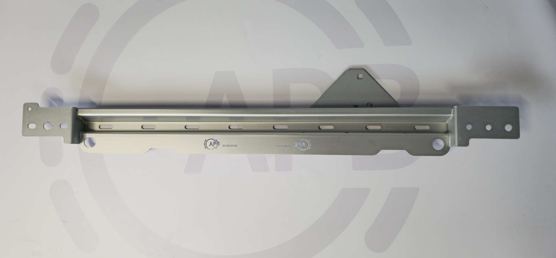 Trilho metálico deslizante prateado para gavetas sobre superfície branca.