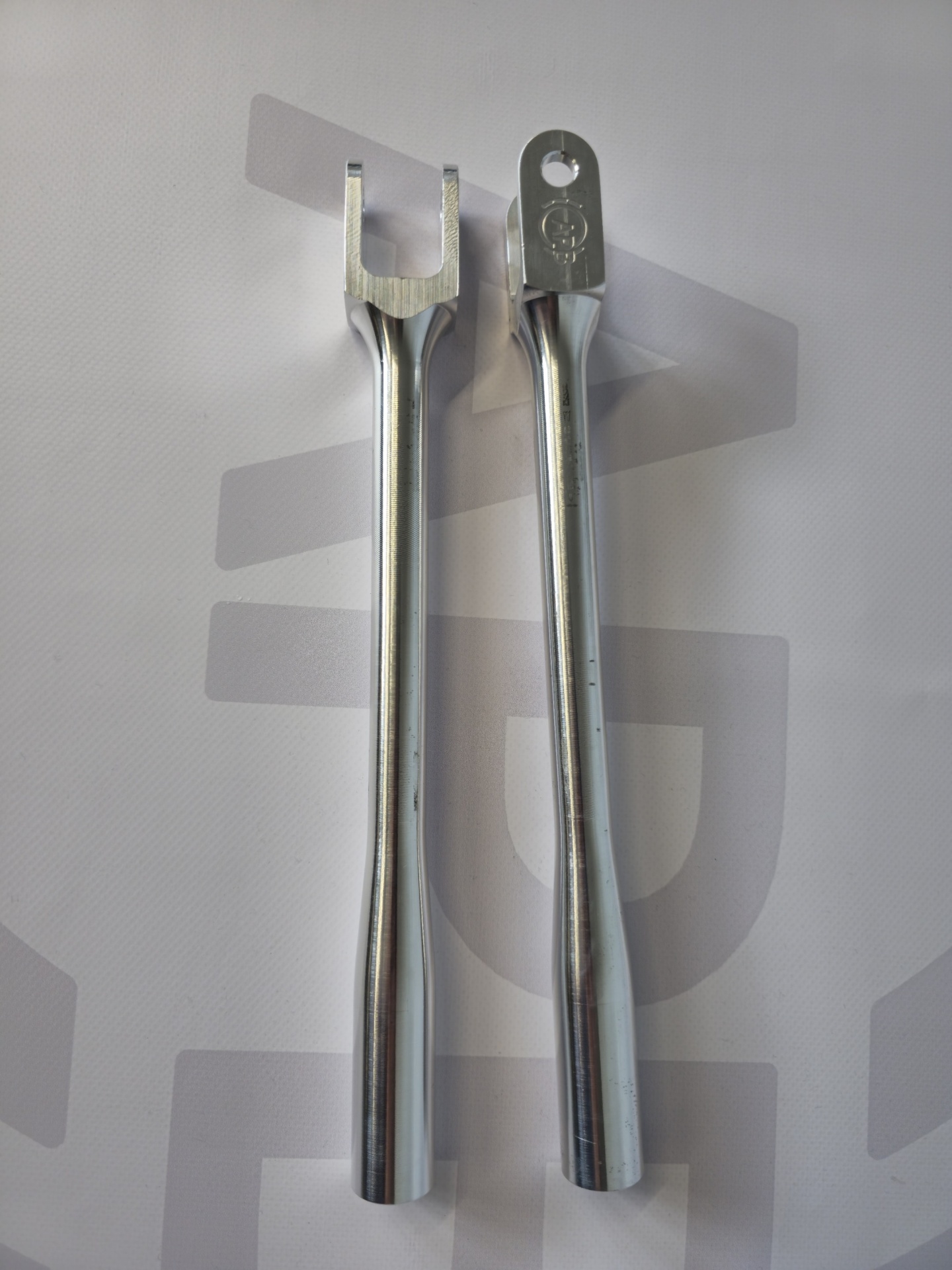 Dois terminais eléctricos metálicos prateados com diferentes extremidades