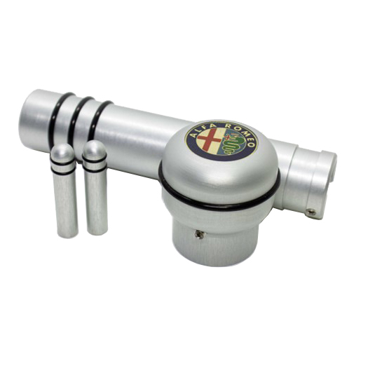 Peça automóvel metálica prateada com logo ALFA ROMEO e duas peças cilíndricas pequenas