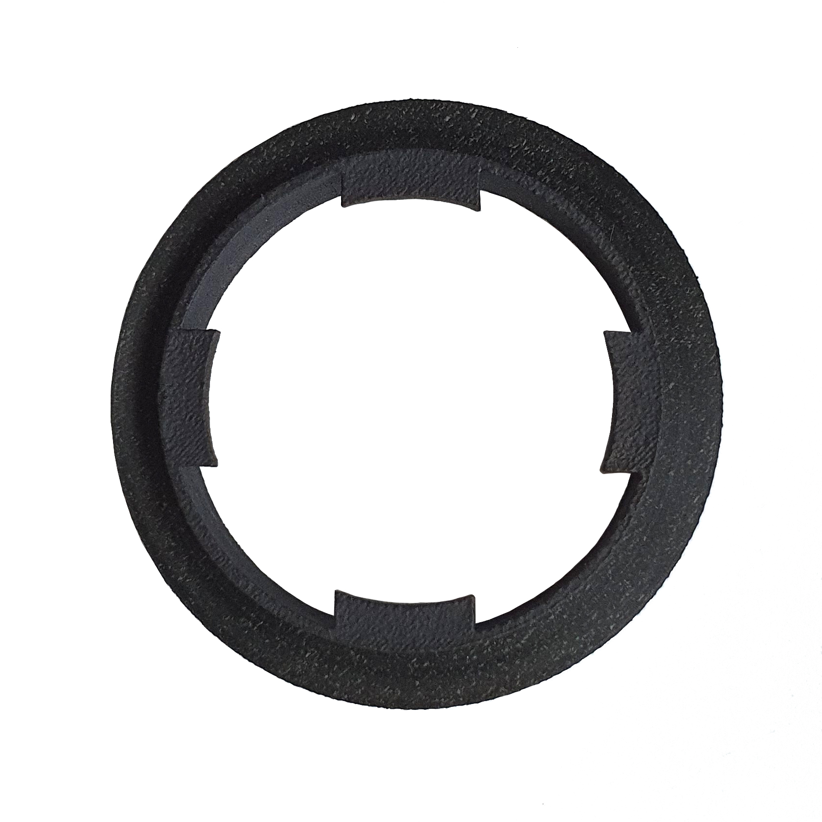Anel preto redondo texturizado com recortes internos