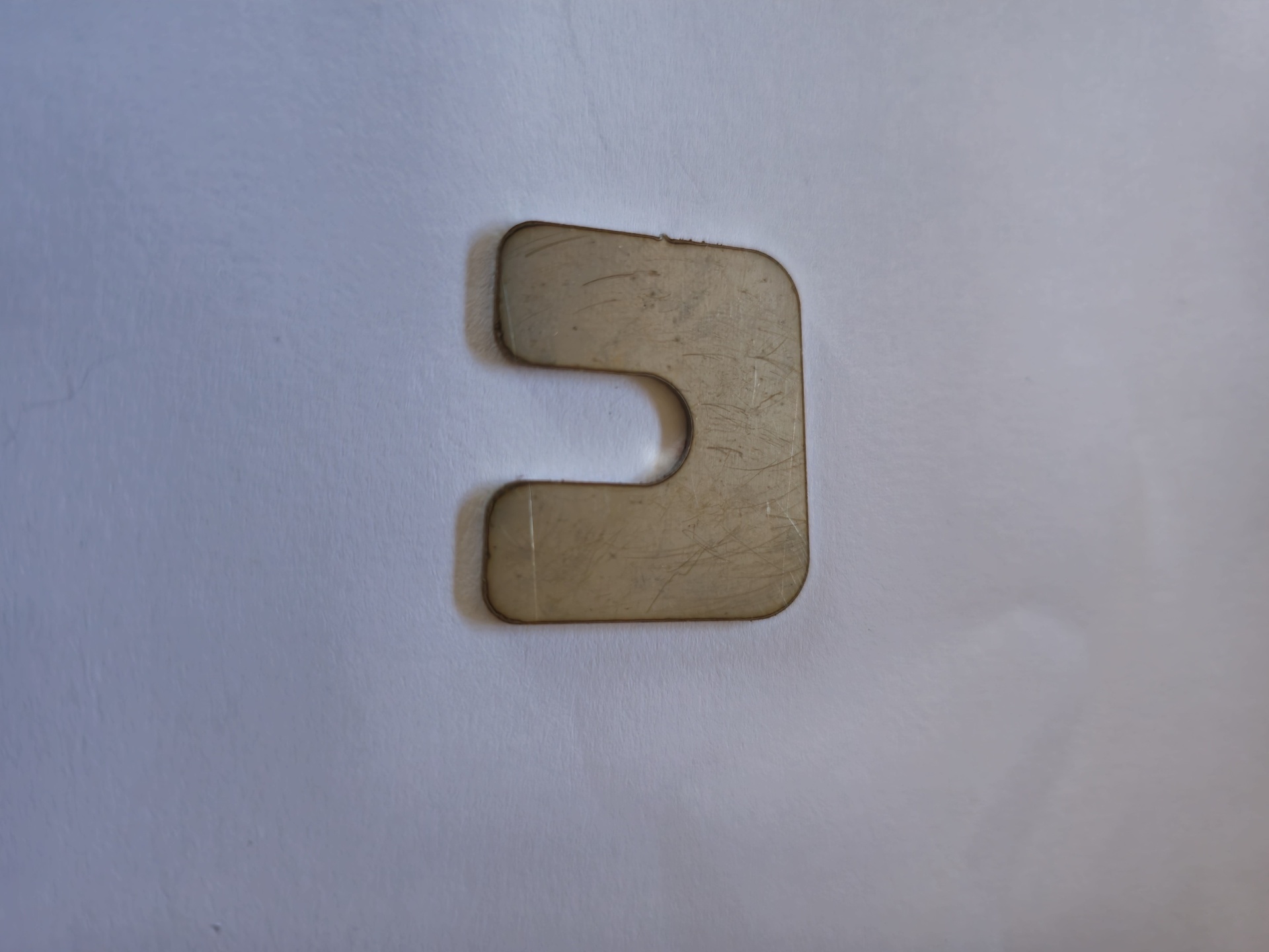 Fecho de metal em forma de 'J' com acabamento envelhecido