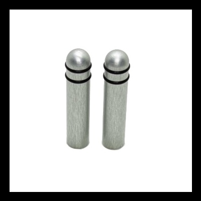 Dois tubos cilíndricos metálicos prateados com tampas arredondadas e anéis pretos