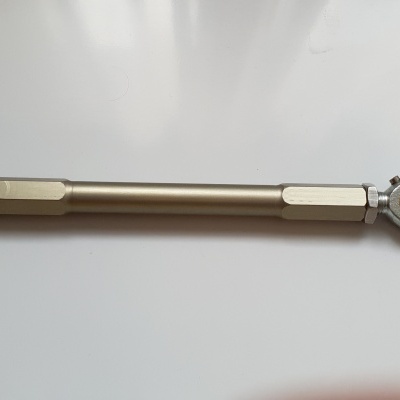 barra metálica ajustável prateada com extremidades articuladas