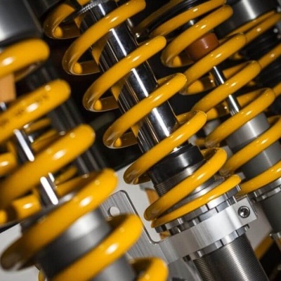 amortecedores com molas amarelas e corpos metálicos