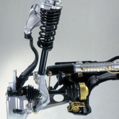 Sistema de suspensão automóvel com molas e componentes metálicos em diferentes cores