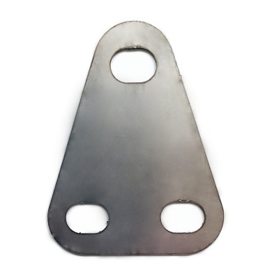 Placa metálica triangular com três orifícios ovais cinza