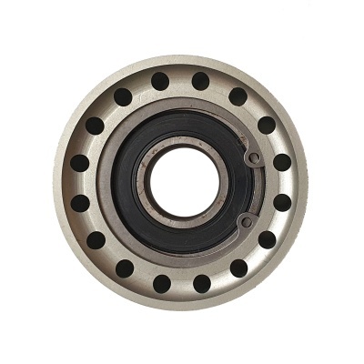 Rolamento de esferas metálico circular com orifícios e parte central preta