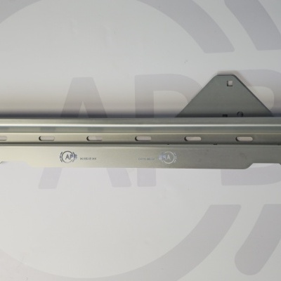 Trilho metálico deslizante prateado para gavetas sobre superfície branca.