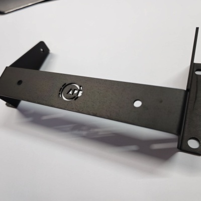 Suporte metálico preto angular com furos de fixação