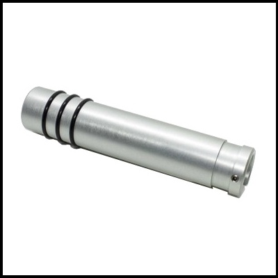 Peça cilíndrica metálica prateada com três anéis pretos