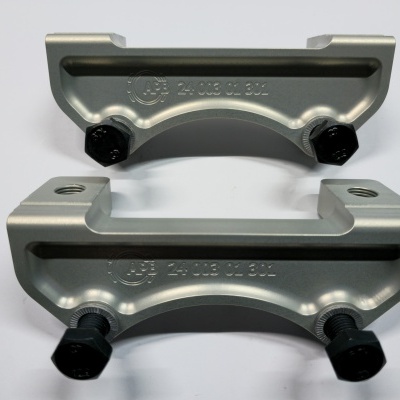 Suportes metálicos prateados com parafusos pretos e marcação Z 408 11 511