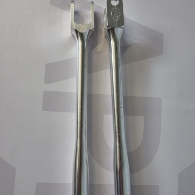 Dois terminais eléctricos metálicos prateados com diferentes extremidades