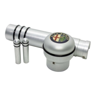 Peça automóvel metálica prateada com logo ALFA ROMEO e duas peças cilíndricas pequenas