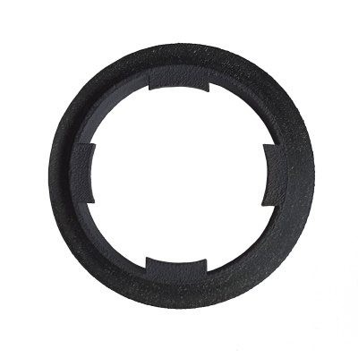 Anel preto redondo texturizado com recortes internos