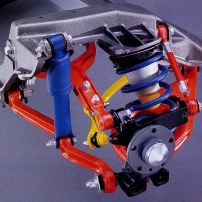 Suspensão automóvel com molas helicoidais azuis e componentes coloridos