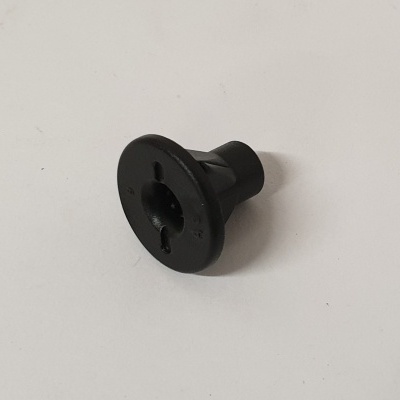 Peça pequena de plástico preto cónica sobre fundo branco